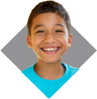 Un niño de cabello castaño claro, sonriente y con una camiseta azul